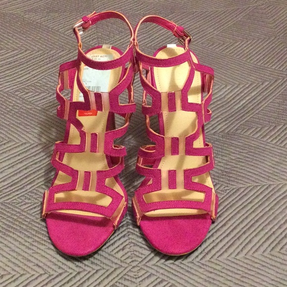 Guess size 8 hot pink suede heels for women. Condition is NWT - Picture 2 of 7